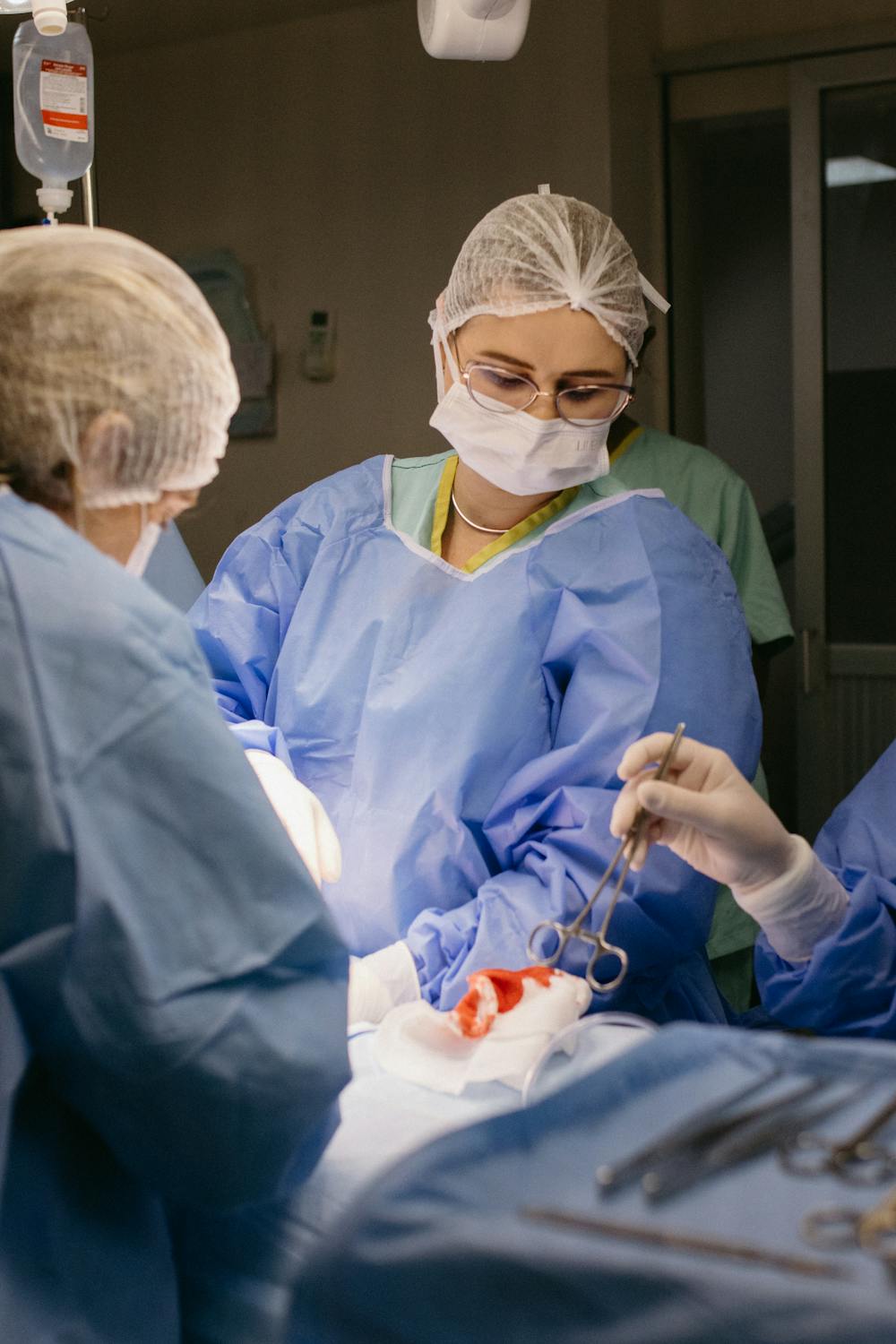 free photo of medical team performing surgery in operating roomjpeg - Rachael Haverland Site doctors in ICU
