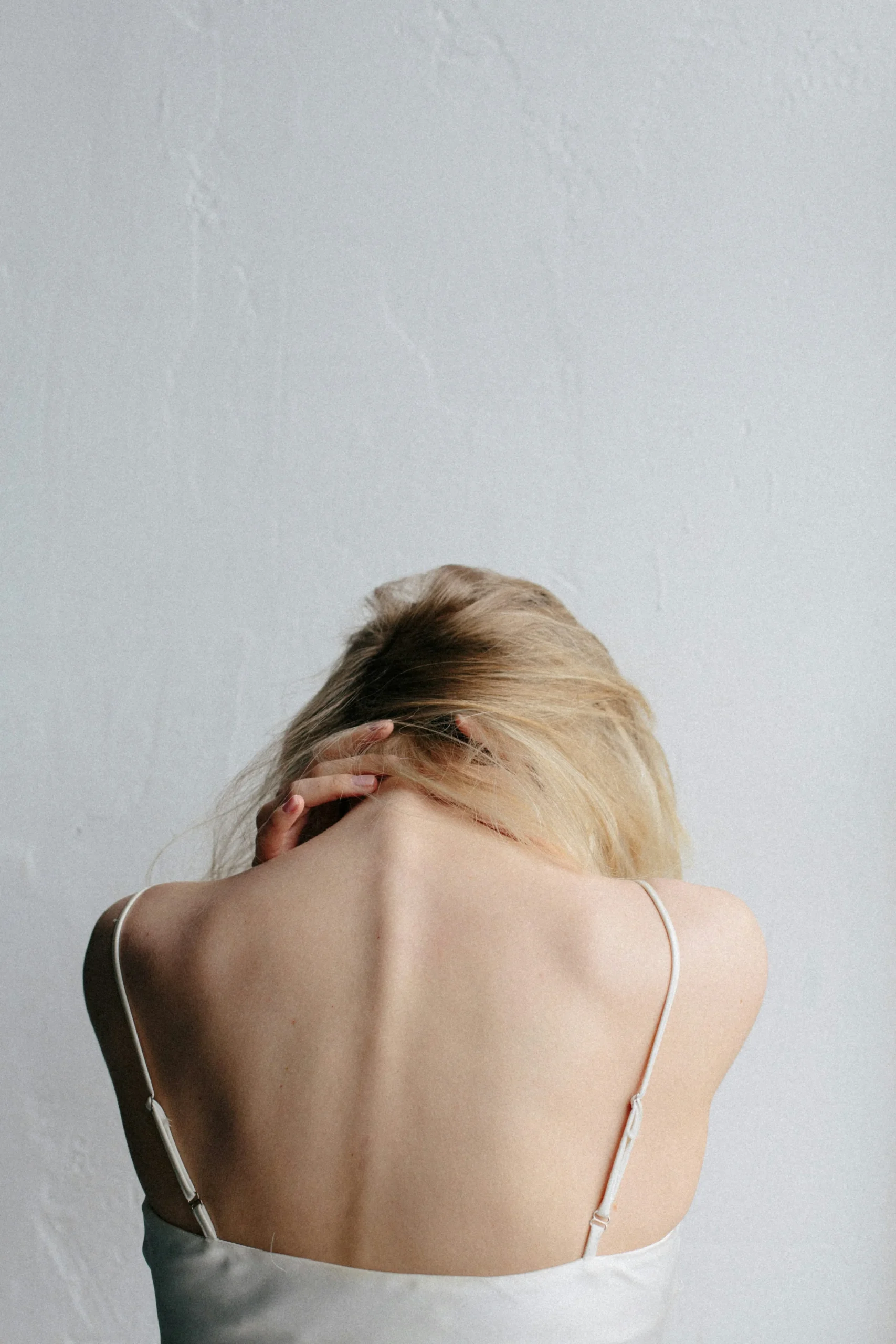 Patient holding her shoulder due to diaphragmatic endometriosis pain
