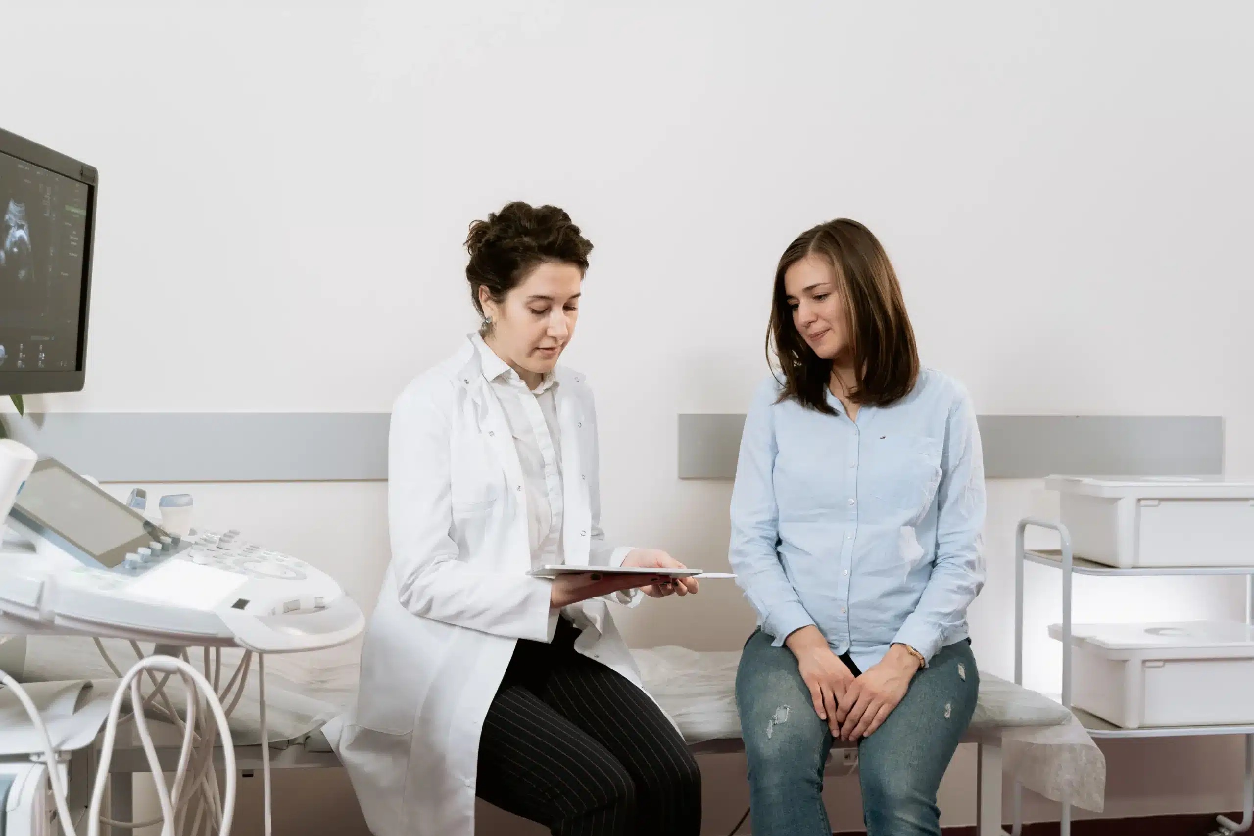 cee11842 2678 419d b414 5d104e7dac40webp - Endometriosis Center of Excellence A woman speaking to a doctor
